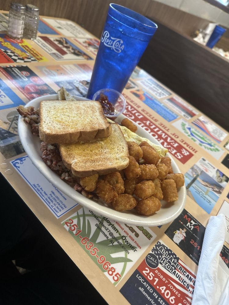 Ham and cheese omelet with corned beef hash, toast and tater tots
